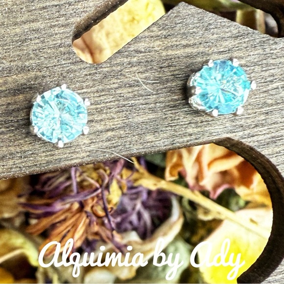 Dainty topaz blue 3mm silver studs earrings - Picture 1 of 1